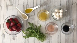 Салат с клубникой и рукколой - шаг 1