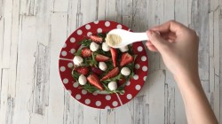Салат с клубникой и рукколой - шаг 5