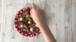 Салат с клубникой и рукколой - шаг 6