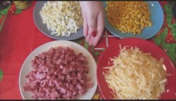 Салат с копченой колбасой и кукурузой - шаг 2 Салат с копченой колбасой и кукурузой - шаг 2