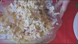 Салат с копченой колбасой и кукурузой - шаг 3 Салат с копченой колбасой и кукурузой - шаг 3