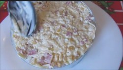 Салат с копченой колбасой и кукурузой - шаг 4 Салат с копченой колбасой и кукурузой - шаг 4