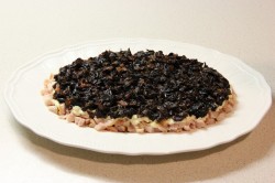 Салат с копчёной курицей, черносливом и грецкими орехами - шаг 10