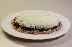 Салат с копчёной курицей, черносливом и грецкими орехами - шаг 12