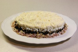 Салат с копчёной курицей, черносливом и грецкими орехами - шаг 13