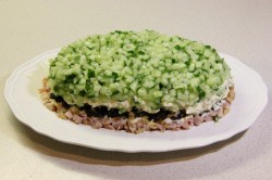 Салат с копчёной курицей, черносливом и грецкими орехами - шаг 14