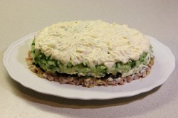 Салат с копчёной курицей, черносливом и грецкими орехами - шаг 15