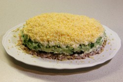 Салат с копчёной курицей, черносливом и грецкими орехами - шаг 16