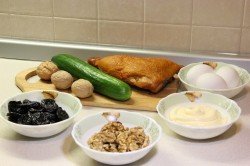 Салат с копчёной курицей, черносливом и грецкими орехами - шаг 1
