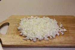 Салат с копчёной курицей, черносливом и грецкими орехами - шаг 3