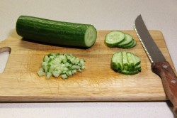 Салат с копчёной курицей, черносливом и грецкими орехами - шаг 4