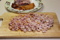 Салат с копчёной курицей, черносливом и грецкими орехами - шаг 5