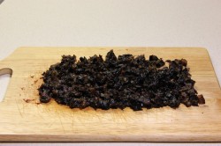 Салат с копчёной курицей, черносливом и грецкими орехами - шаг 6