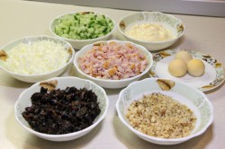 Салат с копчёной курицей, черносливом и грецкими орехами - шаг 7