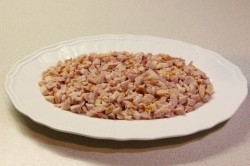 Салат с копчёной курицей, черносливом и грецкими орехами - шаг 8