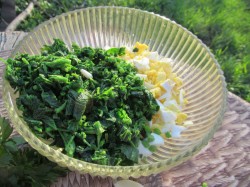 Салат из крапивы с яйцами на скорую руку - шаг 7 Салат из крапивы с яйцами на скорую руку - шаг 7