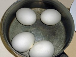 Салат с курицей огурцом и сыром, корнем сельдерея - шаг 2