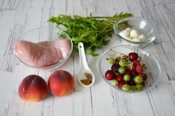 Салат с курицей, персиками, моцареллой и рукколой - шаг 1 Салат с курицей, персиками, моцареллой и рукколой - шаг 1