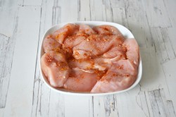 Салат с курицей, персиками, моцареллой и рукколой - шаг 2 Салат с курицей, персиками, моцареллой и рукколой - шаг 2