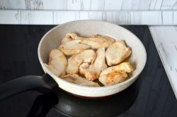 Салат с курицей, персиками, моцареллой и рукколой - шаг 3 Салат с курицей, персиками, моцареллой и рукколой - шаг 3