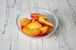 Салат с курицей, персиками, моцареллой и рукколой - шаг 5 Салат с курицей, персиками, моцареллой и рукколой - шаг 5