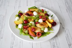 Салат с курицей, персиками, моцареллой и рукколой - шаг 9 Салат с курицей, персиками, моцареллой и рукколой - шаг 9