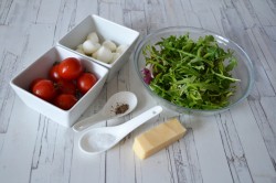 Салат с моцареллой, рукколой и помидорами черри - шаг 1 Салат с моцареллой, рукколой и помидорами черри - шаг 1