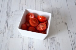 Салат с моцареллой, рукколой и помидорами черри - шаг 3 Салат с моцареллой, рукколой и помидорами черри - шаг 3