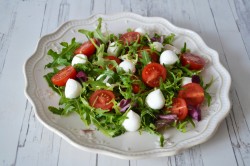 Салат с моцареллой, рукколой и помидорами черри - шаг 7 Салат с моцареллой, рукколой и помидорами черри - шаг 7