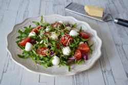 Салат с моцареллой, рукколой и помидорами черри - шаг 9 Салат с моцареллой, рукколой и помидорами черри - шаг 9