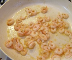 Салат с семгой и креветками - шаг 1