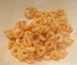 Салат с семгой и креветками - шаг 2