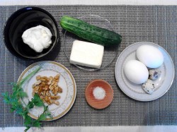 Салат с сыром орехами перепелиным яйцом - шаг 1