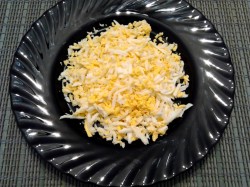 Салат с сыром орехами перепелиным яйцом - шаг 2