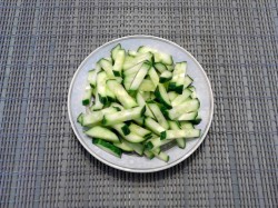 Салат с сыром орехами перепелиным яйцом - шаг 5