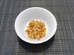 Салат с сыром орехами перепелиным яйцом - шаг 6