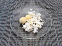 Салат с сыром орехами перепелиным яйцом - шаг 7