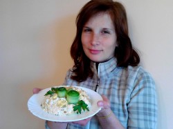 Салат с сыром орехами перепелиным яйцом - шаг 8