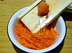 Салат стручковая фасоль по корейски с морковью и уксусом - шаг 3 Салат стручковая фасоль по корейски с морковью и уксусом - шаг 3