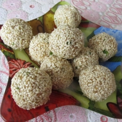 Салатные шарики с печенью трески в кунжуте