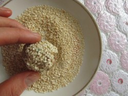 Салатные шарики с печенью трески в кунжуте - шаг 9