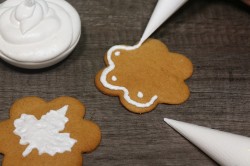 Сахарная глазурь для имбирного печенья - шаг 6 Сахарная глазурь для имбирного печенья - шаг 6