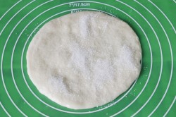 Быстрые сахарные булочки на сухих дрожжах - шаг 6 Быстрые сахарные булочки на сухих дрожжах - шаг 6