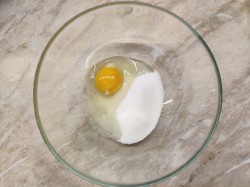 Сдобное дрожжевое тесто для пирожков в духовке - шаг 1 Сдобное дрожжевое тесто для пирожков в духовке - шаг 1