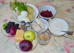 Шапка Мономаха салат классический с гранатом и курицей - шаг 1