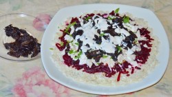 Шапка Мономаха салат классический с гранатом и курицей - шаг 12