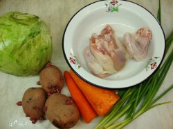 Щи из капусты с курицей в мультиварке - шаг 1