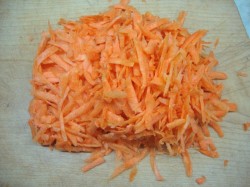 Щи из капусты с курицей в мультиварке - шаг 2