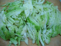 Щи из капусты с курицей в мультиварке - шаг 4