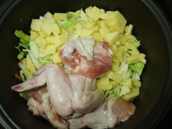 Щи из капусты с курицей в мультиварке - шаг 7